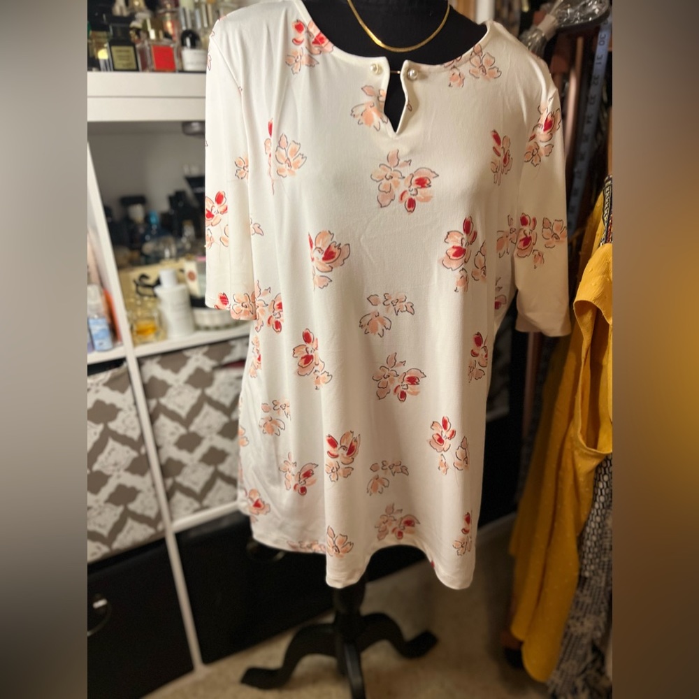 Liz Claiborne Key Hole Neck Elbow Sleeve Blouse w/ Light Floral Print